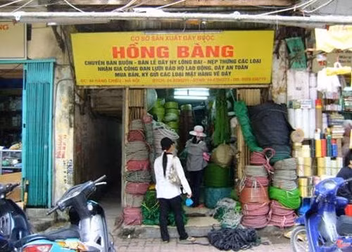 Do va chạm, xích mích giữa anh Nguyễn Đức Thắng (tức Đạt) - một người buôn bán mũ cối ở chợ Đồng Xuân với Trần Đại Dương - đội viên tổ trật tự - tự quản chợ Đồng Xuân (do Khánh làm đội trưởng), trưa 24/3/1991, Đạt dùng dao chém vào vai Dương nhưng không gây thương tích rồi bỏ chạy ra khỏi khu vực chợ Đồng Xuân. Dương đuổi theo nhưng không bắt được vì bị một số người buôn mũ cối trong đó có anh Nguyễn Văn Hưng là anh trai của Đạt can ngăn. Dương tức tối đi tìm Khánh “trắng” để báo lại sự việc (trong ảnh là căn nhà từng xảy ra thảm án).