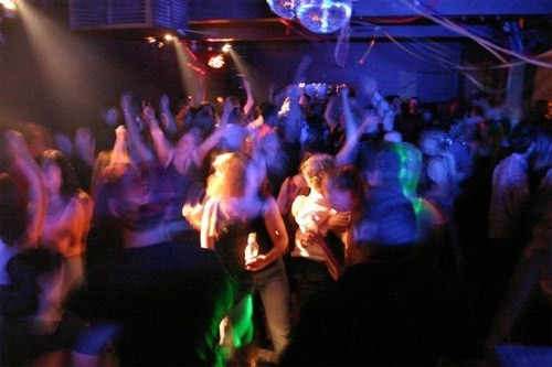 Đêm 24/7/1995, bốn tên đàn em của Khánh do Đào Quang Huy cầm đầu lại mò vào vũ trường. Uống chán, tên Huy chỉ tay vào ba cô vũ nữ và cháu L. (dưới 16 tuổi) đến chơi với mẹ làm ở khách sạn, đang run như cầy sấy, ra hiệu bước đến bàn chúng. Tên Huy ngồi với cháu L. Đến khoảng 23 giờ, Huy bảo bốn cô gái thay quần áo để đi hát karaoke với chúng. Các cô không nghe thì bị hắn đập bàn quát, buộc bốn cô phải đi thay quần áo. Cũng trong thời gian đó, Đô và Huy sai tên Long đến trước nhà nghỉ Hiệp Thành thuê trước năm phòng ngủ. Sau đó, ba vũ nữ và cháu L. bị chúng lôi đến nhà nghỉ Hiệp Thành. Tại đây, bọn chúng bắt các cô ngồi chơi bài một lúc, sau đó chia mỗi cô vào phòng với một tên. Tên Huy bắt cháu L. vào phòng với mình và hắn đã dùng vũ lực hiếp cháu L. Đến khoảng 10 giờ sáng hôm sau, chúng mới cho các cô về.