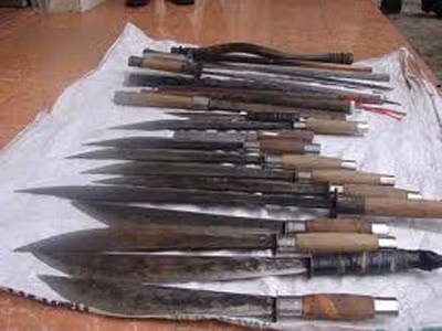 Khánh “trắng” cầm con dao của anh Đạt, ra lệnh cho đàn em khiêng Đạt lên xích lô chở về Công an phường Đồng Xuân và đưa những tên bị anh Đạt đâm đi bệnh viện. Khi đến Công an phường Đồng Xuân thì anh Đạt đã chết. Tối 24/3/1991, Khánh triệu tập bọn đàn em tham gia đánh nhau đến nhà mẹ đẻ ở phố Tôn Đức Thắng đe dọa, khống chế buộc chúng phải đổ tội cho Vũ Quốc Dũng cướp được dao của Đạt, đâm chết Đạt ở 44 Hàng Chiếu. Khánh động viên Vũ Quốc Dũng nhận tội thay mình. Khánh nghĩ, mọi toan tính của mình sẽ qua mắt được cơ quan công an, vụ án đã khép lại sau mấy năm, tội ác của hắn coi như được xóa.