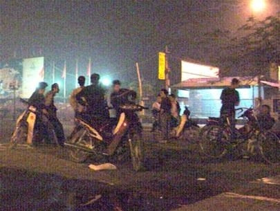 Chính Khánh là người đứng ra yêu cầu các chủ nợ cho anh Mạnh thời hạn đến ngày 30/8/1996 mới phải trả một số tiền gốc và lãi. Tuy nhiên, chỉ một thời gian ngắn sau đó, tối 21/5/1996, Khánh lấy lý do anh Mạnh không chịu trả nợ, lại đem tài sản đi tẩu tán nên đã cử hai tên đàn em thân tín nhất là Nguyễn Quang Vinh và Tạ Văn Ninh lên 71D-E Kim Mã để thị sát trước. Rạng ngày 22/5/1996, Khánh “trắng” ra chợ Long Biên điều động hơn chục tên đàn em trong tổ kiểm tra trật tự, sử dụng ba xe ôtô vận tải và xe máy lên Kim Mã để “xiết nợ” nhà anh Mạnh (ảnh mang tính chất minh họa).