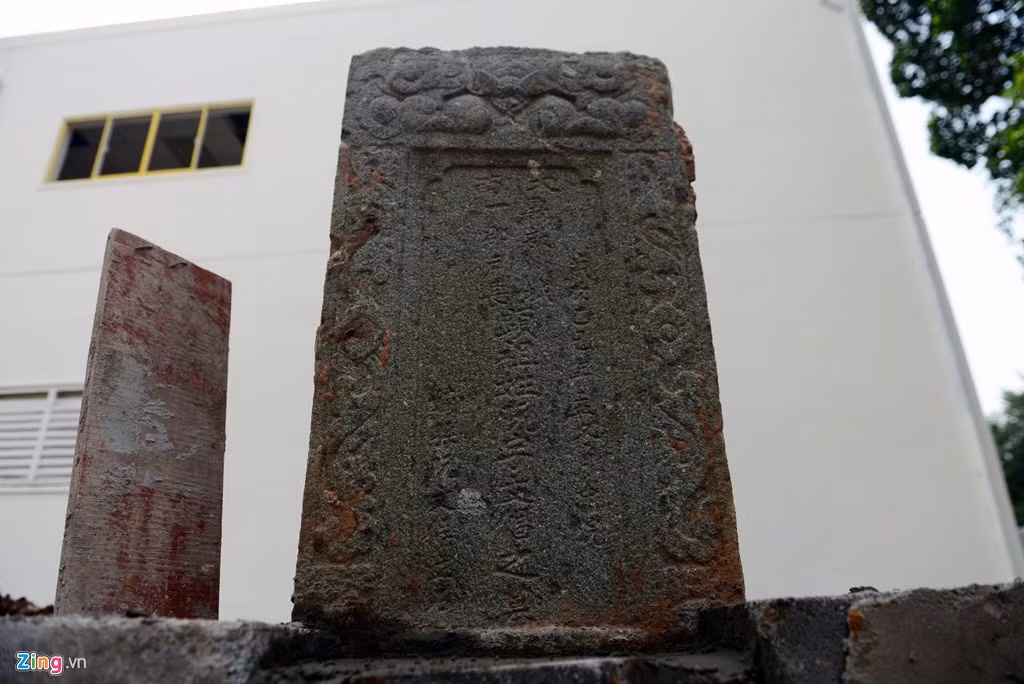 Trên bia có ghi quốc hiệu “Đại Nam” và dòng chữ ghi “tuế thứ Ất Tỵ niên đông nguyệt trung hoán” (lập mộ giữa tháng 10, năm Ất Tỵ) còn tên quốc gia thời đó là "Đại Nam". Theo các nhà nghiên cứu, Đại Nam là tên nước ta thời vua Minh Mạng còn năm Ất Tỵ có thể rơi vào các năm 1845, 1905 và 1965.