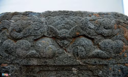 Nội dung tấm bia với dòng chữ “Chợ Lớn châu thành - nhất quận hộ trưởng, hiển tổ tính Nguyễn tự Văn Xướng chi mộ”. Tạm dịch: Mộ (ông) tổ Nguyễn Văn Xướng, Hộ trưởng (ở) Châu Thành Chợ Lớn. Người lập mộ là cháu đích tôn tên Nguyễn Văn Hậu.