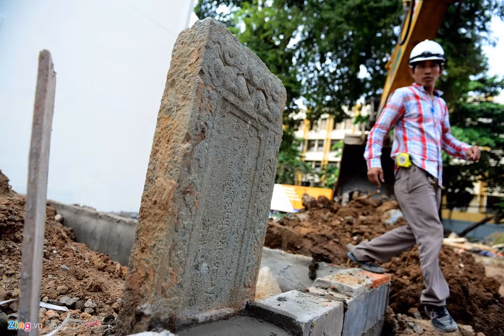 Trước đó, chiều 26/12, công nhân thi công làm đường nội bộ trong Bưu điện Phú Thọ, đường Lý Thường Kiệt, quận 10 phát hiện mộ cổ có tấm bia đá xanh với nhiều dòng chữ cổ.