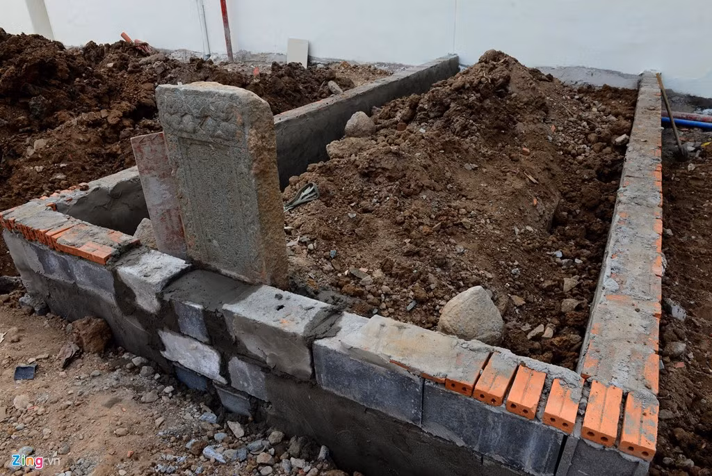 Ngôi mộ dài khoảng 2 m, rộng 1,2 m. Lúc mới khai quật, tấm bia mộ bị nghiêng nay đã được chỉnh lại ngay thẳng. Ngoài ra mộ còn được xây nền bảo vệ để tránh va chạm khi thi công.