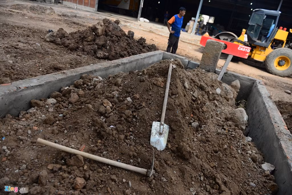 Bên trong mộ tạm thời dừng thi công để chờ các nhà nghiên cứu văn hóa đến thẩm định.