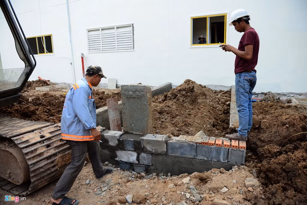 Theo một số nhà nghiên cứu, Hộ trưởng là một chức được dùng sau khi Pháp chiếm toàn bộ Nam Kỳ (1867). Như vậy, nếu một người mất vào năm 1845 khó có thể là Hộ trưởng. Nếu lấy niên đại Ất Tỵ là 1905, đến nay ngôi mộ cũng đã 111 tuổi.