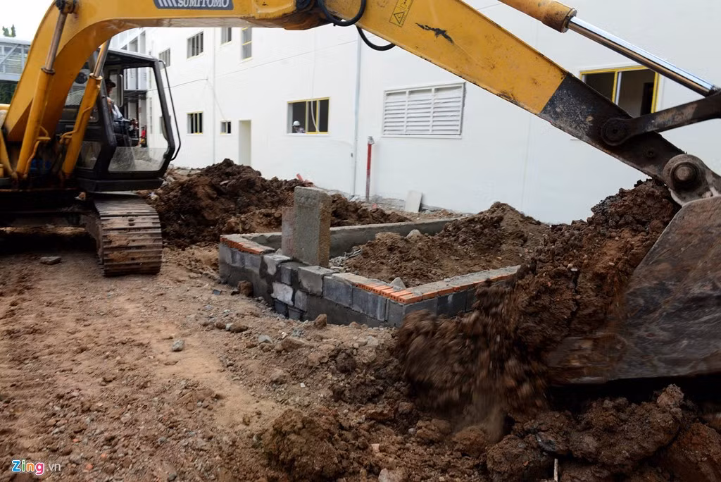 Đánh giá sơ bộ của một số nhà nghiên cứu, căn cứ vào mức độ tróc lở và bào mòn của mặt đá bia, niên đại của ngôi mộ này muộn nhất cũng vào năm 1905.