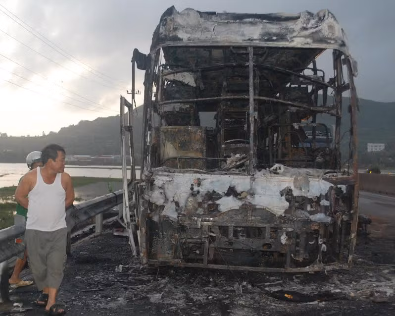 Phu Yen: Xe khach chay rui, 25 nguoi thoat nan-Hinh-2