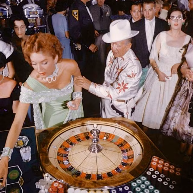 Cuộc sống về đêm ở Las Vegas vô cùng sôi động.