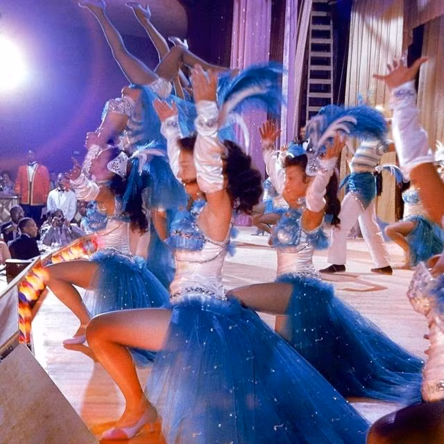 Cùng với những điệu nhảy bốc lửa của các vũ công trên sân khấu đã tạo nên những điểm thu hút không nhỏ cho du khách khi đặt chân đến nơi đây. Nguồn ảnh: Sina.