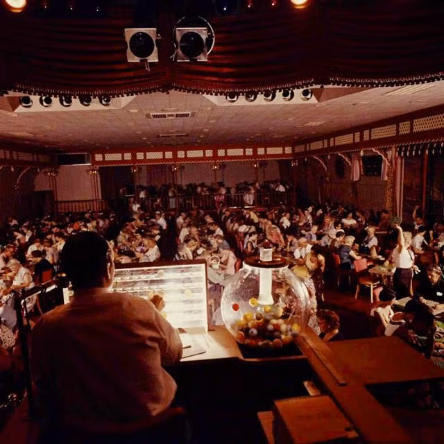 Chính vì thế Las Vegas còn được biết đến với cái tên thành phố không ngủ đêm. 