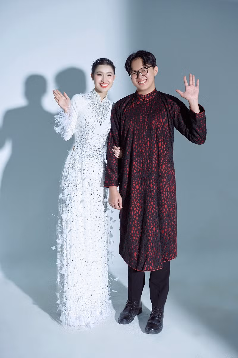 Đặc biệt, nhà thiết kế của bộ trang phục mới chỉ 14 tuổi. Châu Gia Minh bày tỏ, thực hiện thiết kế này anh cũng gặp khá nhiều khó khăn với việc sắp xếp thời gian để không ảnh hưởng đến việc học.