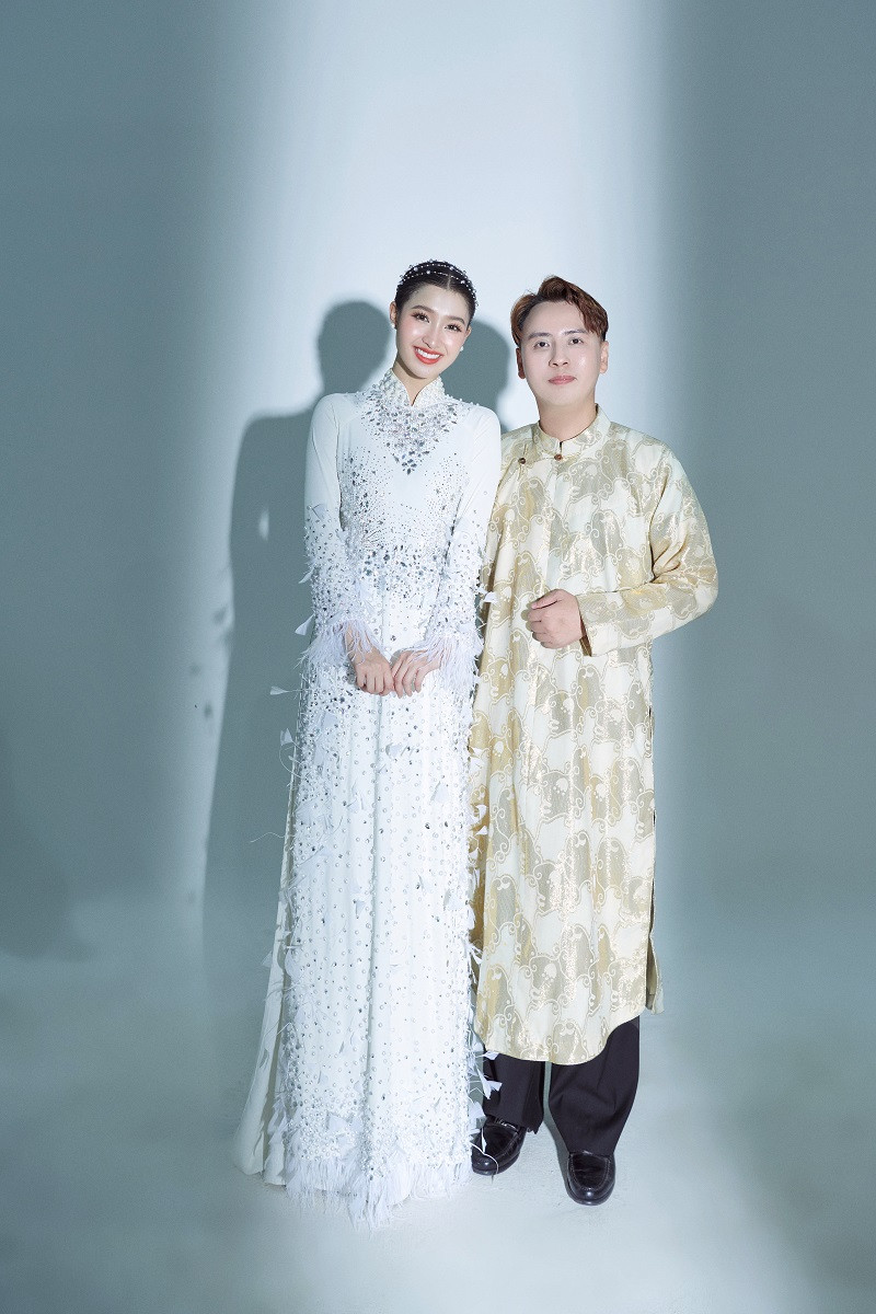 Nhà thiết kế Văn Thành Công chính là người đã hỗ trợ, góp ý cho Châu Gia Minh từ những ngày đầu để hoàn thiện cho trang phục. Vì vậy anh cũng rất vui khi "Cò ơi" được chọn để chinh chiến tại Miss International. Với trang phục nặng hơn 10kg và rất nhiều chi tiết, anh chia sẻ mình cùng Gia Minh đã phải bàn bạc, điều chỉnh rất nhiều để Phương Nhi có để dễ dàng gấp gọn, cũng dễ tháo lắp và mặc khi phải “tự lực cánh sinh” ở Nhật Bản.