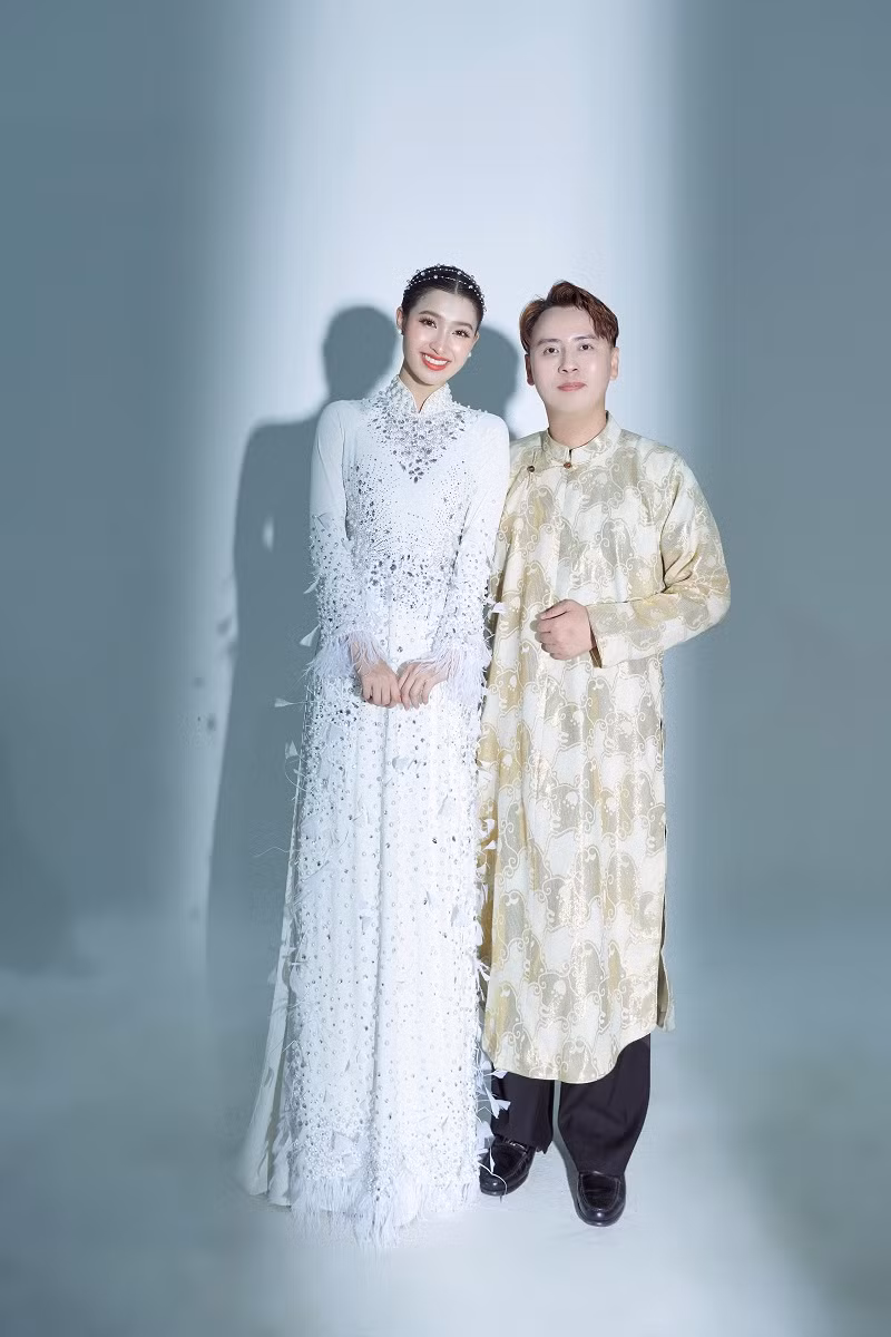 Nhà thiết kế Văn Thành Công chính là người đã hỗ trợ, góp ý cho Châu Gia Minh từ những ngày đầu để hoàn thiện cho trang phục. Vì vậy anh cũng rất vui khi "Cò ơi" được chọn để chinh chiến tại Miss International. Với trang phục nặng hơn 10kg và rất nhiều chi tiết, anh chia sẻ mình cùng Gia Minh đã phải bàn bạc, điều chỉnh rất nhiều để Phương Nhi có để dễ dàng gấp gọn, cũng dễ tháo lắp và mặc khi phải “tự lực cánh sinh” ở Nhật Bản.