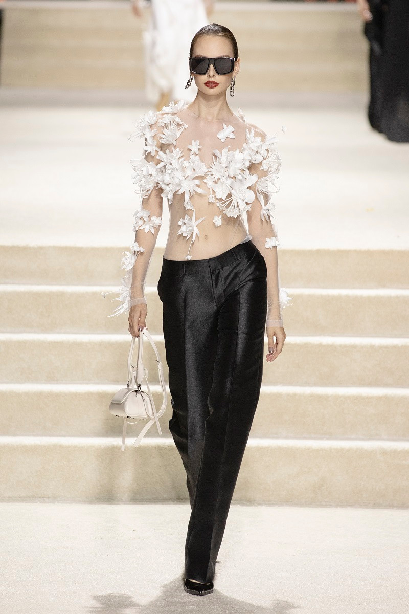 Ở phần thứ hai, Công Trí dẫn dắt khán giả đến nút giao đặc biệt giữa bản chất nam tính và nữ tính hội tụ, cùng tồn tại qua các bộ suits thanh lịch. Ngoài ra, NTK tập trung khai thác góc độ của một người phụ nữ tự do, phóng khoáng dưới lớp phủ xuyên thấu, không phô trương khi khéo léo sử dụng kỹ nghệ đính kết hoa 3D thành họa tiết trang trí, váy xuyên thấu, thể hiện trọn vẹn tinh thần sang trọng, tinh tế của Công Trí thông qua lăng kính hiện đại và có phần táo bạo, gợi cảm hơn.