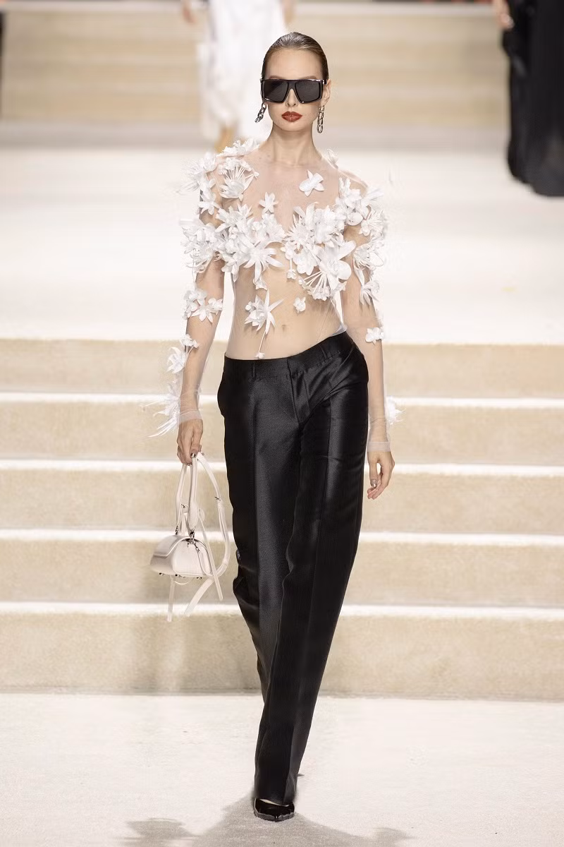 Ở phần thứ hai, Công Trí dẫn dắt khán giả đến nút giao đặc biệt giữa bản chất nam tính và nữ tính hội tụ, cùng tồn tại qua các bộ suits thanh lịch. Ngoài ra, NTK tập trung khai thác góc độ của một người phụ nữ tự do, phóng khoáng dưới lớp phủ xuyên thấu, không phô trương khi khéo léo sử dụng kỹ nghệ đính kết hoa 3D thành họa tiết trang trí, váy xuyên thấu, thể hiện trọn vẹn tinh thần sang trọng, tinh tế của Công Trí thông qua lăng kính hiện đại và có phần táo bạo, gợi cảm hơn.