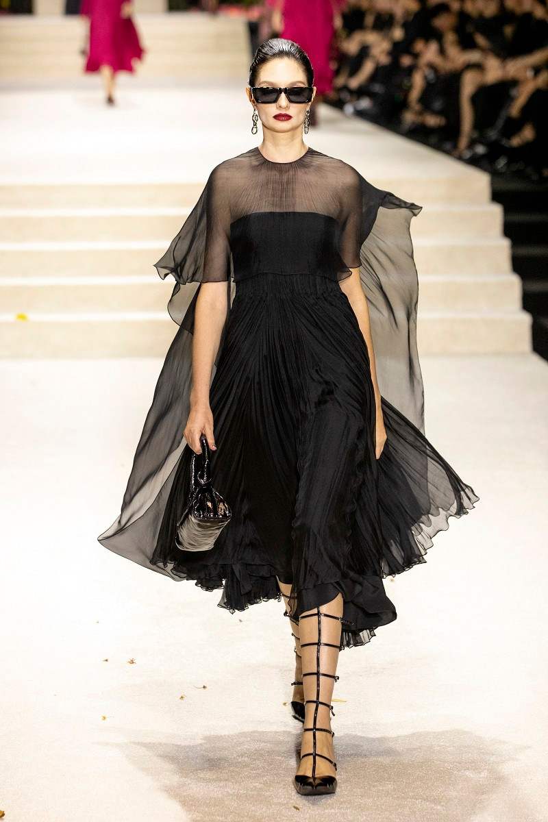 Mới đây, NTK Công Trí đã giới thiệu 128 thiết kế cao cấp đa dạng trong show Xuân Hè 2024 diễn ra tại TPHCM. Bộ sưu tập không chỉ tập trung vào trang phục dạ hội vốn là thế mạnh của Công Trí, mà còn có hàng loạt váy áo mang tính ứng dụng cao, tôn vinh triệt để vóc dáng người phụ nữ.