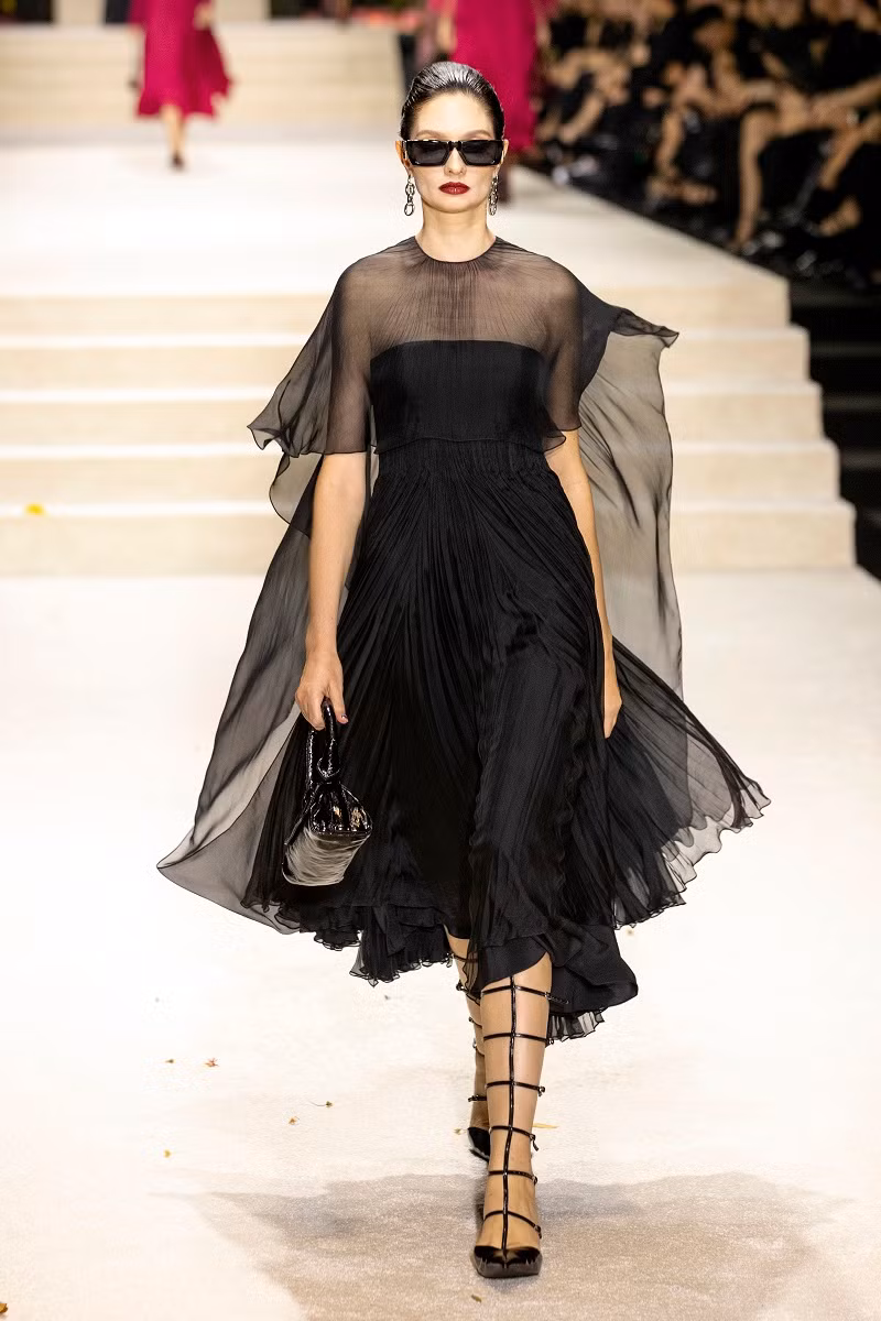 Mới đây, NTK Công Trí đã giới thiệu 128 thiết kế cao cấp đa dạng trong show Xuân Hè 2024 diễn ra tại TPHCM. Bộ sưu tập không chỉ tập trung vào trang phục dạ hội vốn là thế mạnh của Công Trí, mà còn có hàng loạt váy áo mang tính ứng dụng cao, tôn vinh triệt để vóc dáng người phụ nữ.