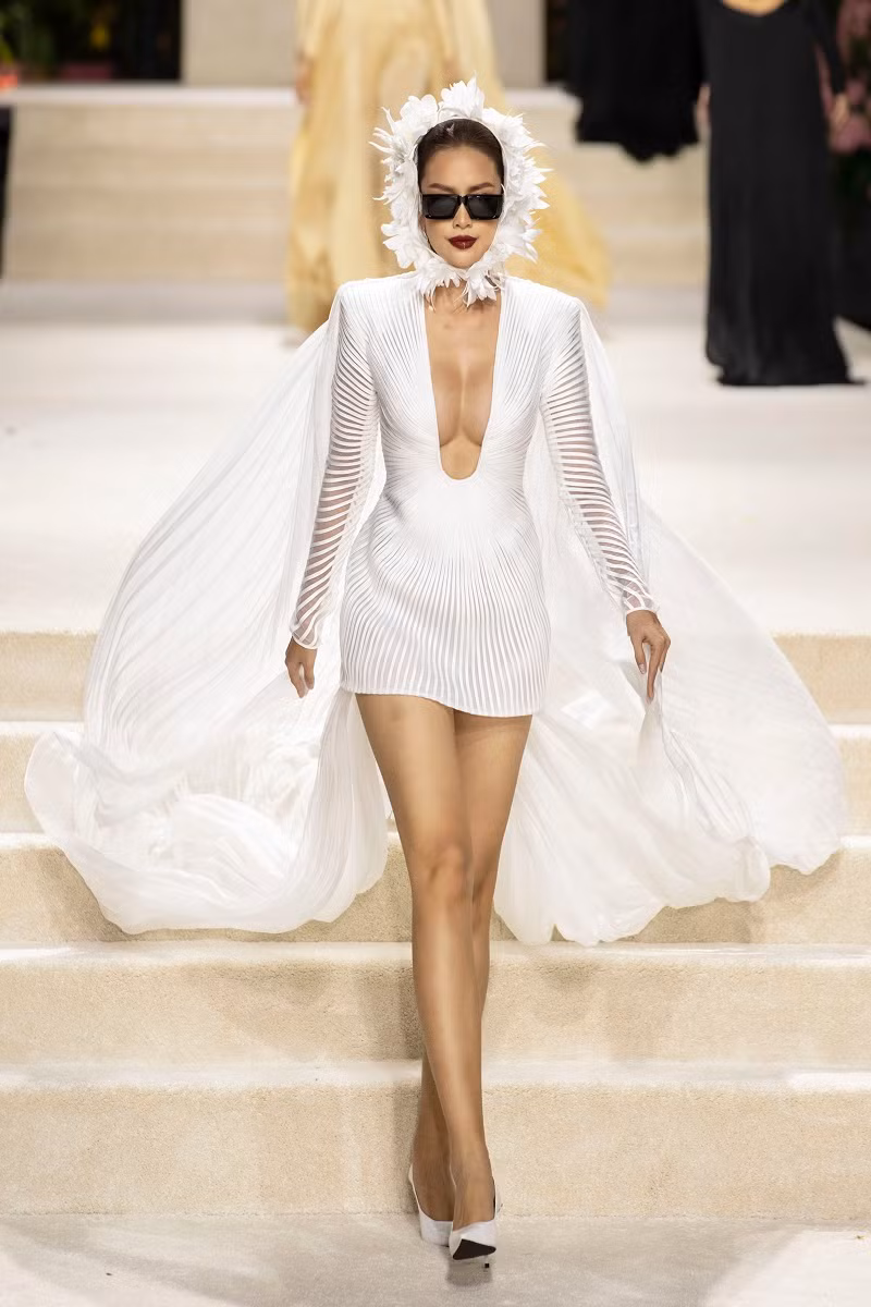 Ngọc Châu nóng bỏng không kém H'hen Niê với một thiết kế xẻ ngực sâu hun hút.