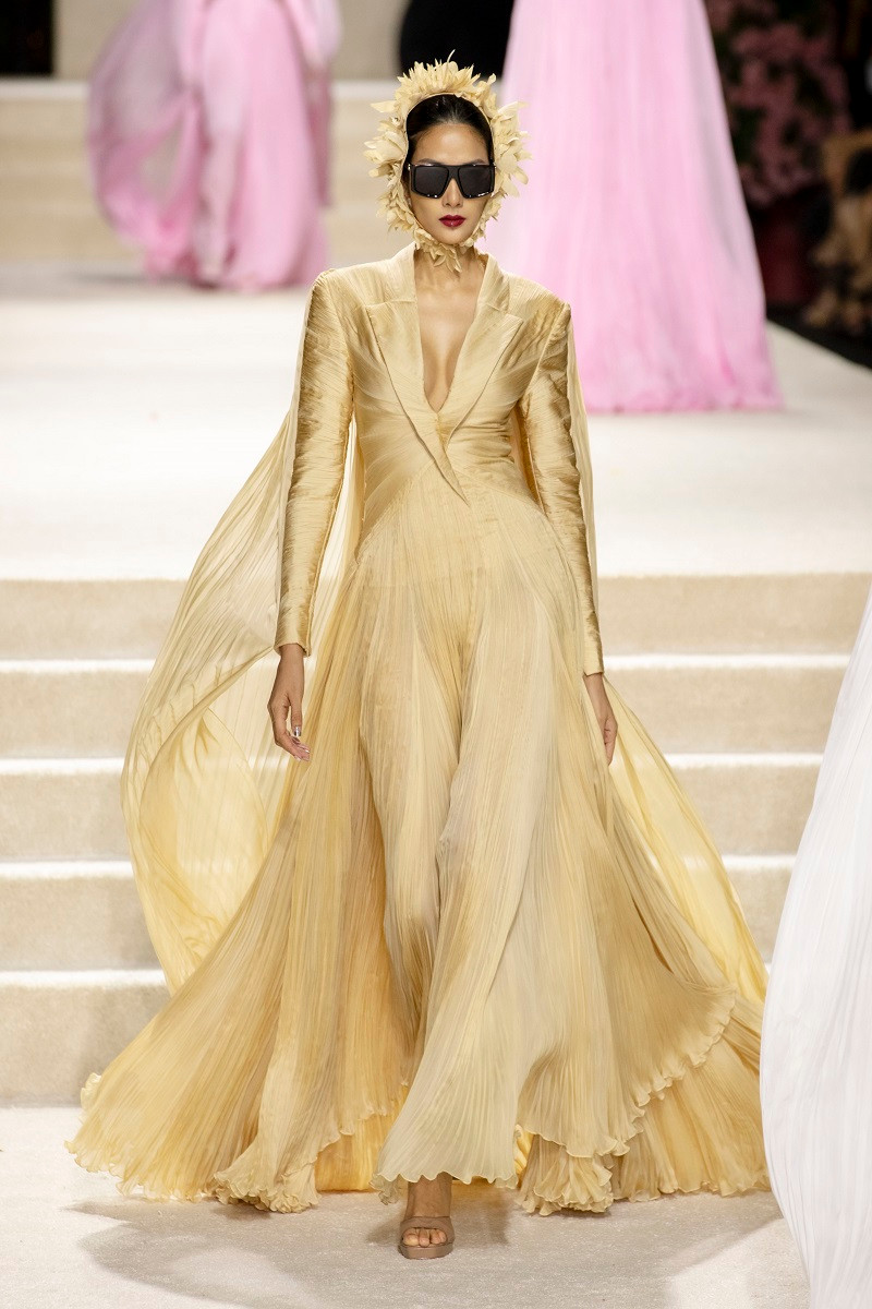 Có thể nói phần cuối của show diễn là màn trình diễn đặc biệt nhất khi có sự xuất hiện của dàn hậu đình đám: Ngọc Châu, Hoàng Thùy, Mâu Thủy, Lệ Hằng, Hương Ly, Kim Duyên…