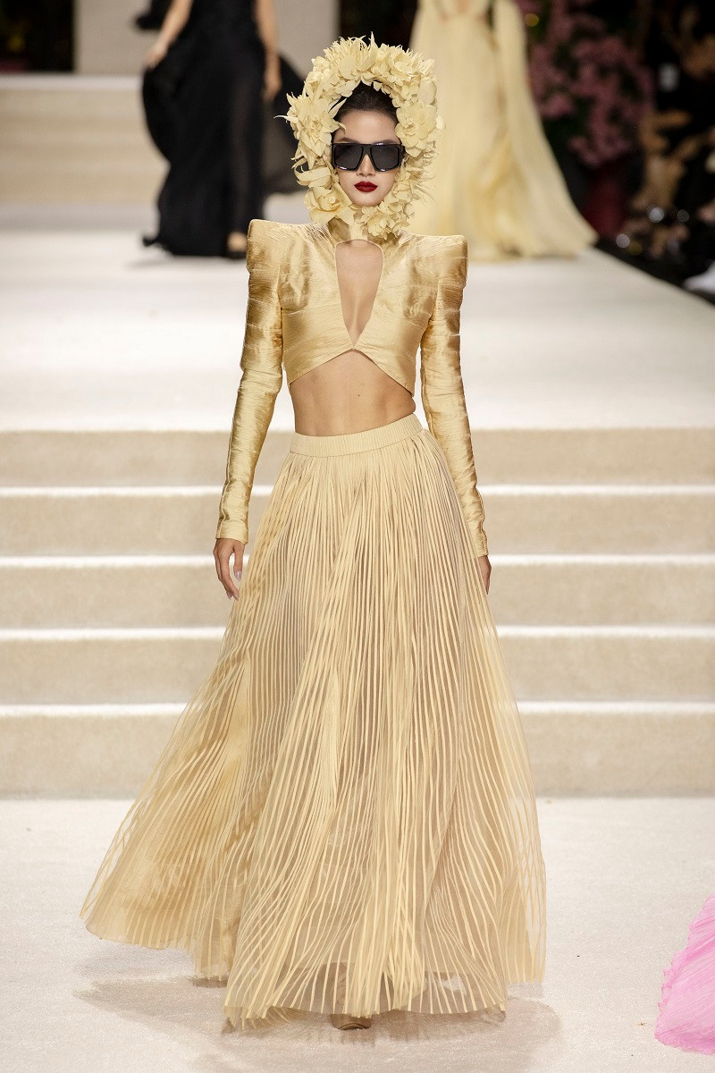 Đây là lúc khán giả được tận mắt chiêm ngưỡng những thiết kế với kỹ thuật xử lý chất liệu thuần thục, được khẳng định bằng tay nghề thêu hoa thủ công độc bản trên nền lụa organza, những đường xếp nếp nối đuôi tạo thành một hiệu ứng chuyển động mềm mại, bay bổng liên tục theo từng bước đi của người đẹp.