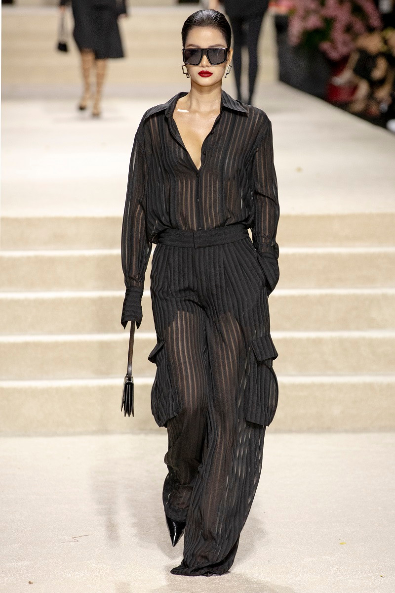 Hình ảnh những chiếc áo quần xuyên thấu mỏng tang, short ngắn kết hoa 3D hay chiếc áo quá khổ và những chiếc quần dài cạp trễ mang đậm tinh thần quyết liệt, gợi cảm tột cùng nhưng vẫn phảng phất nét trang nhã.