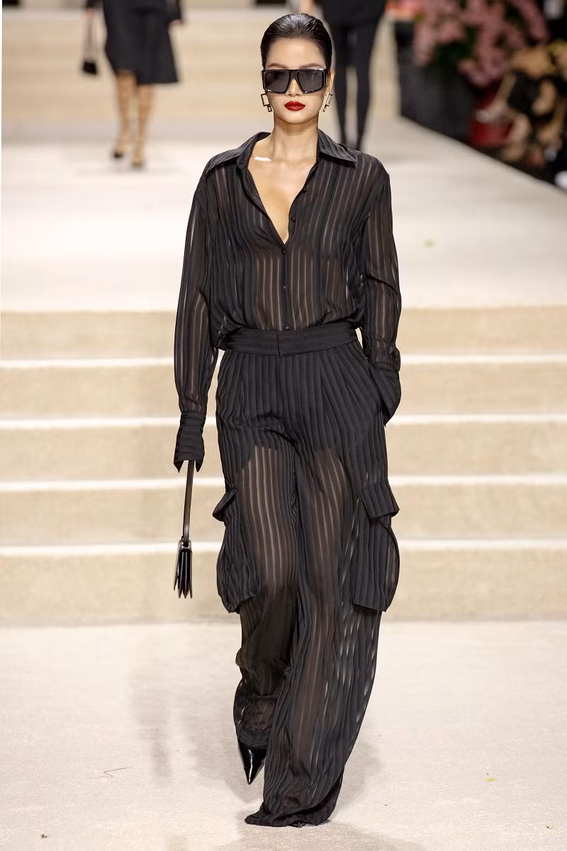 Hình ảnh những chiếc áo quần xuyên thấu mỏng tang, short ngắn kết hoa 3D hay chiếc áo quá khổ và những chiếc quần dài cạp trễ mang đậm tinh thần quyết liệt, gợi cảm tột cùng nhưng vẫn phảng phất nét trang nhã.