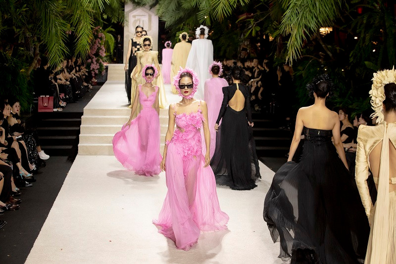 Sau hơn hai phần ba bộ sưu tập đều xuất hiện đơn sắc, ở chặng đường cuối, những chùm sáng màu hồng, xanh và đỏ đã xuất hiện như một sự bổ sung trực quan, mang lại nguồn năng lượng tích cực.