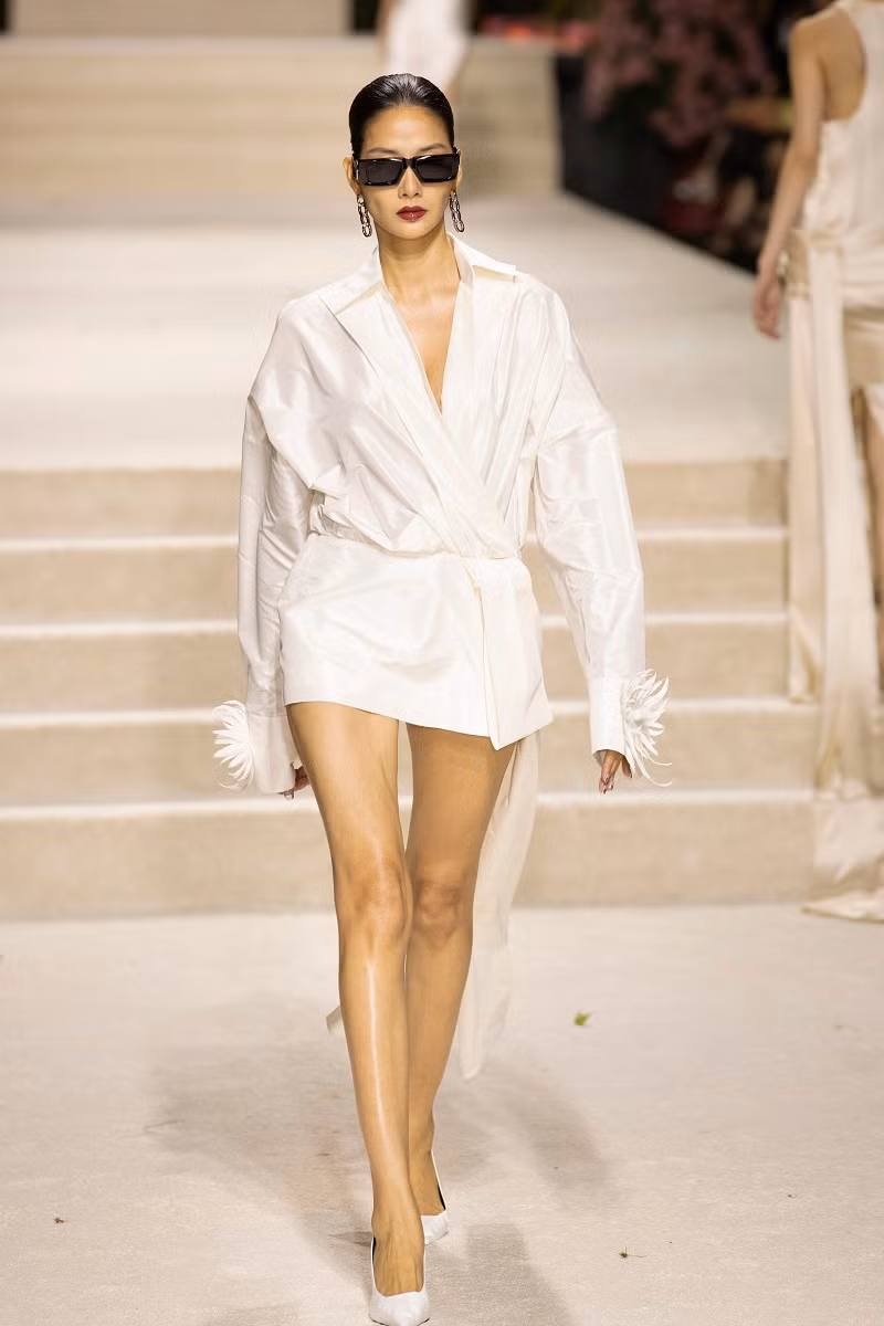 Show diễn mở màn với những gam màu có sự hòa hợp giữa thời trang cao cấp lẫn tính ứng dụng như: Đen, trắng hay beige,… trong một loạt các thiết kế mang hơi hướng hiện đại, làm nổi bật bản lĩnh mạnh mẽ, không khoan nhượng của một quý cô thế kỷ 21.