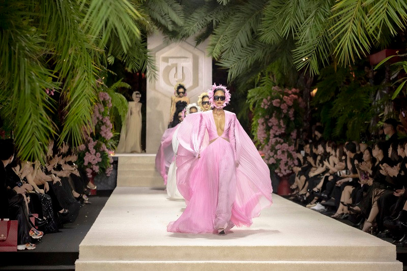 Sự diễm lệ, hoành tráng càng được đẩy lên cao trào khi Hoa hậu H’hen Niê ở vị trí vedette có màn sải bước duyên dáng trong trang phục với các nếp gấp tinh xảo. Những đường cong trên cơ thể nàng hậu tựa như tuyệt tác khi được Công Trí tô điểm bằng đường “xẻ ngực” nóng bỏng, cùng đó là nét cắt nơi vòng eo mượt mà cũng tạo nên hiệu ứng thị giác nổi bật, giúp níu giữ ánh nhìn của khán giả.