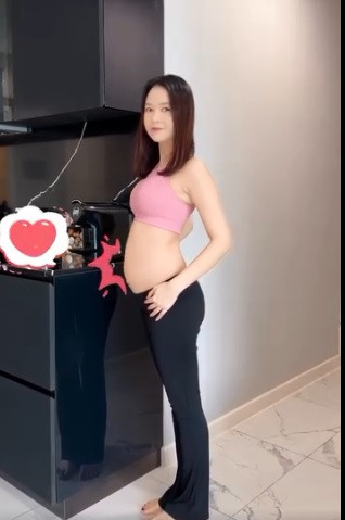 Hình ảnh Sam khoe bụng bầu trong video.