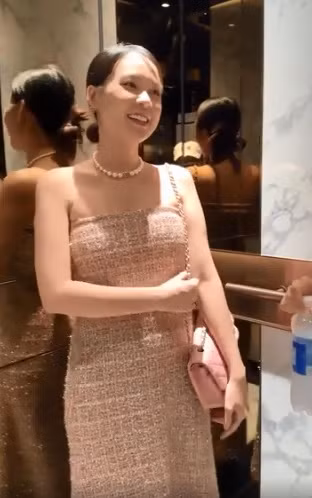 "Đây là lần đầu tiên trong cuộc đời tôi nổi nhiều mụn thế. Nhưng cứ nghĩ về con nên sẽ hạnh phúc, không sao cả. Không có hạnh phúc nào bằng việc mình đang mang trong bụng đứa con của mình", Sam bày tỏ.