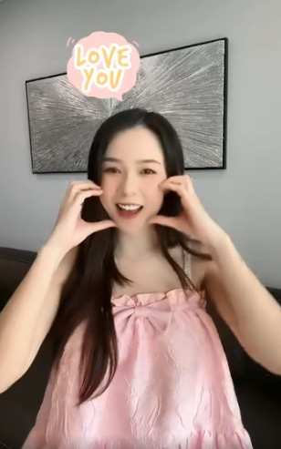 Sam tên thật là Nguyễn Hà My, sinh năm 1990, quê ở Long An, là một trong những hot girl đời đầu. Cô sớm nổi tiếng với vai trò người mẫu ảnh và đạt nhiều thành công khi lấn sân sang diễn xuất, làm MC.