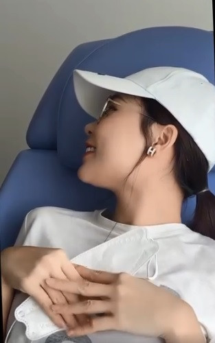 "Đáng lẽ chuyện vui thì muốn thông báo với mọi người sớm hơn, nhưng tôi muốn em bé cứng cáp một xíu mới công khai", nữ diễn viên bày tỏ.