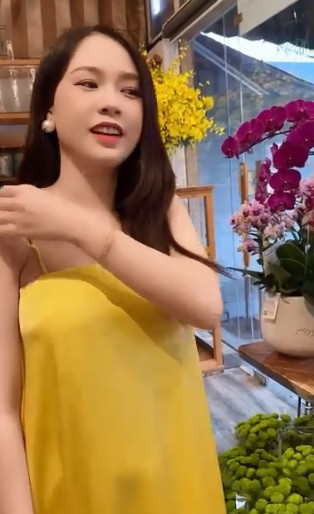 "Lúc có em bé, cơ thể của tôi thay đổi nhiều lắm. Thật sự, tôi không thể nào ngờ trước được luôn. Mặc dù mình đã lường trước rồi đó, nội tiết tố thay đổi, tôi nổi mụn khắp người, khắp mặt và bị nghén nặng", Sam chia sẻ hành trình mang thai.