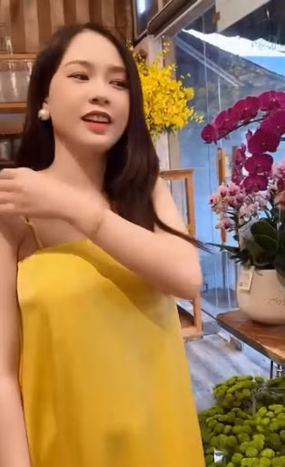 "Lúc có em bé, cơ thể của tôi thay đổi nhiều lắm. Thật sự, tôi không thể nào ngờ trước được luôn. Mặc dù mình đã lường trước rồi đó, nội tiết tố thay đổi, tôi nổi mụn khắp người, khắp mặt và bị nghén nặng", Sam chia sẻ hành trình mang thai.