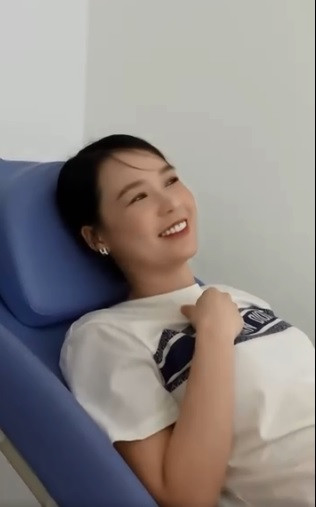 Nữ diễn viên chia sẻ, cô sẽ mãi không quên giây phút đi siêu âm, lần đầu tiên nghe được tim thai của em bé. Lúc đó, hạnh phúc vỡ òa.