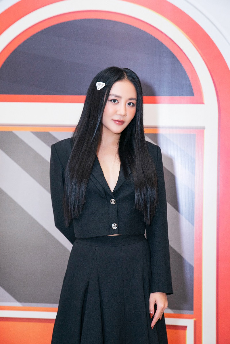 Đặc biệt, trong show thời trang, Văn Mai Hương cũng xuất hiện với hình ảnh xinh đẹp, sang trọng.
