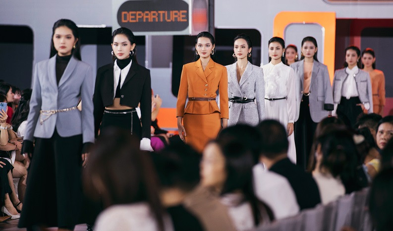 Dàn mẫu chuyên nghiệp trình diễn bộ sưu tập.