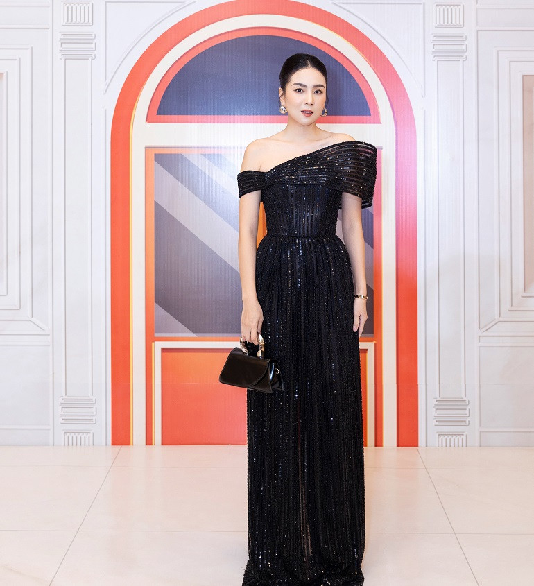 MC Mai Ngọc diện đầm dạ hội sequin màu đen lấp lánh.