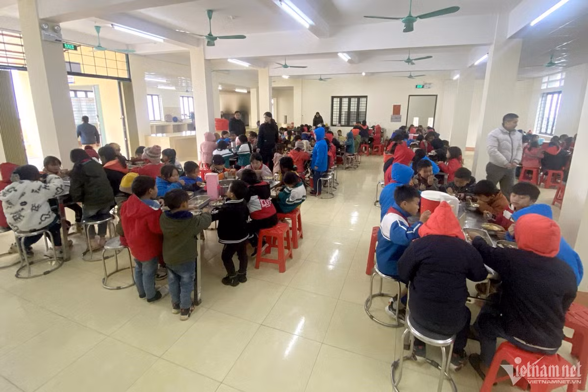 Hình ảnh suất "cơm có thịt" ở trường Hoàng Thu Phố 1 - Hình 7 Hinh anh suat