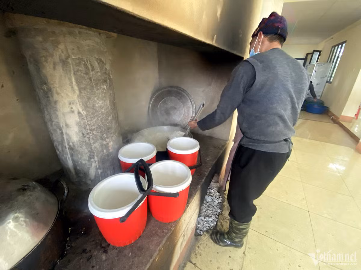 Hình ảnh suất "cơm có thịt" ở trường Hoàng Thu Phố 1 - Hình 4 Hinh anh suat