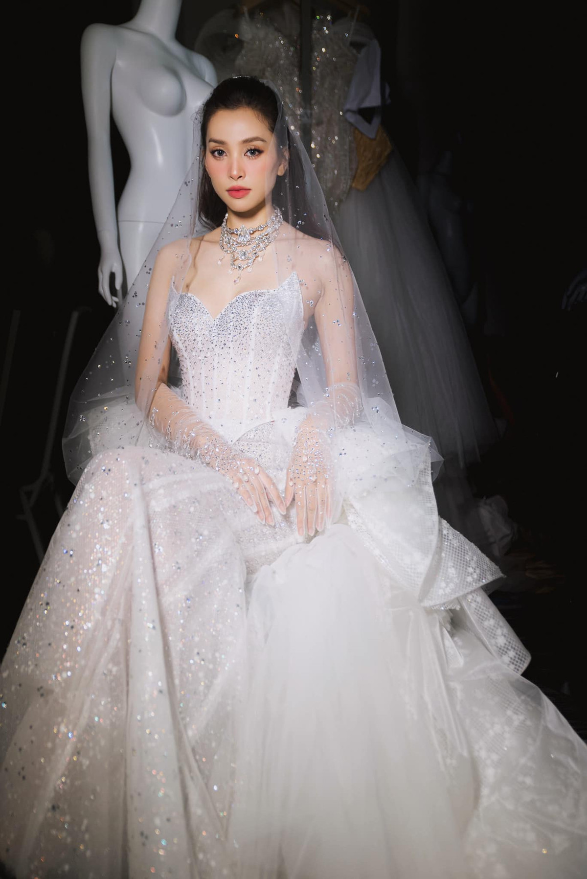 Không chỉ phô diễn vóc dáng đẹp, nàng thơ gốc Quảng Nam còn khéo khoe bờ vai trần gợi cảm.