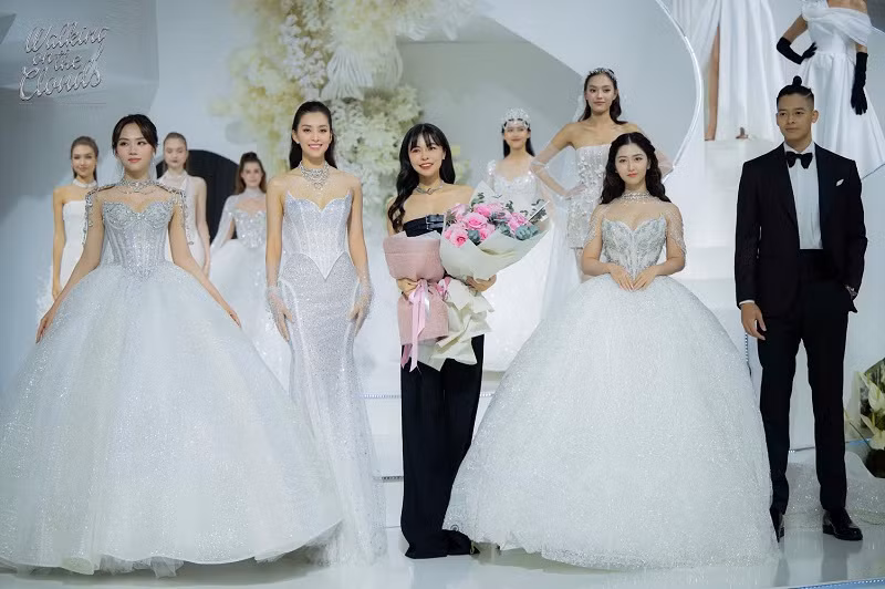 Hai nàng hậu cùng dàn mẫu chụp ảnh với nhà thiết kế.