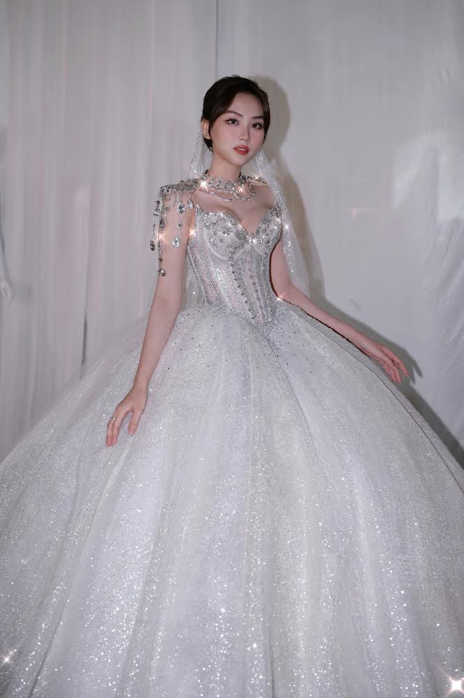 Cùng với Tiểu Vy, show diễn còn có sự góp mặt của Hoa hậu Mai Phương ở vị trí first face. Nàng hậu tỏa sáng như minh tinh với thiết kế bồng bềnh.