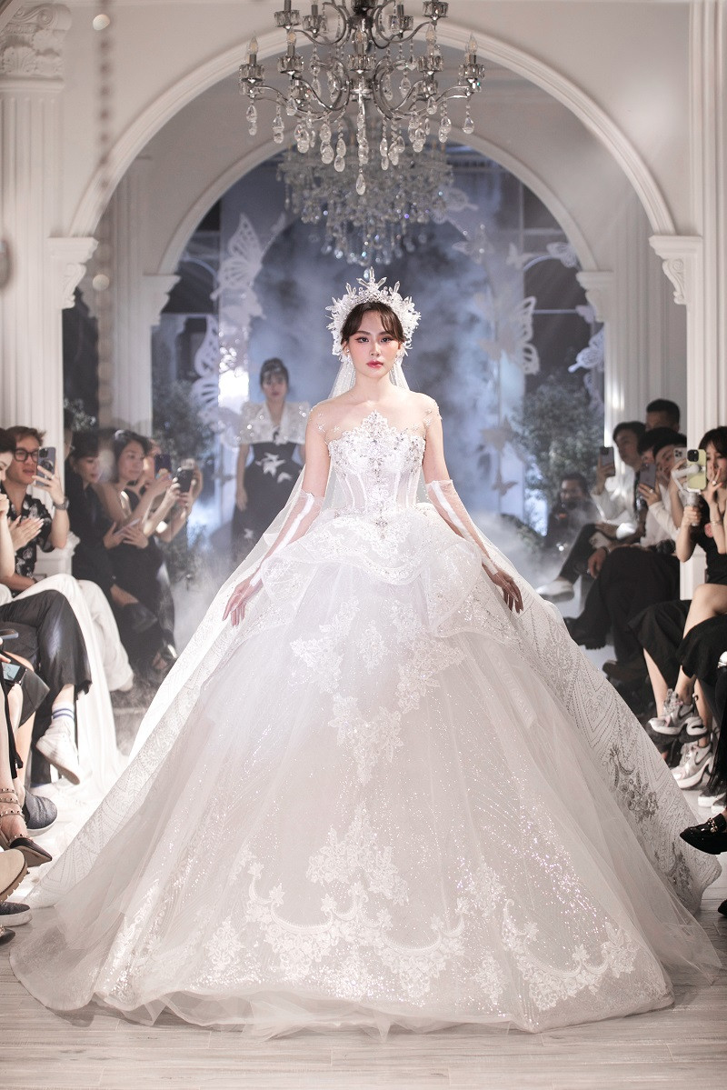 Hoa hậu Mai Phương xinh đẹp như một nàng công chúa trên sàn diễn.