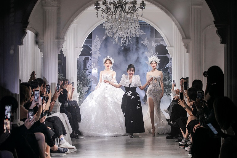 Hai nàng hậu xinh đẹp hút sự chú ý khi sải bước trên sàn catwalk.