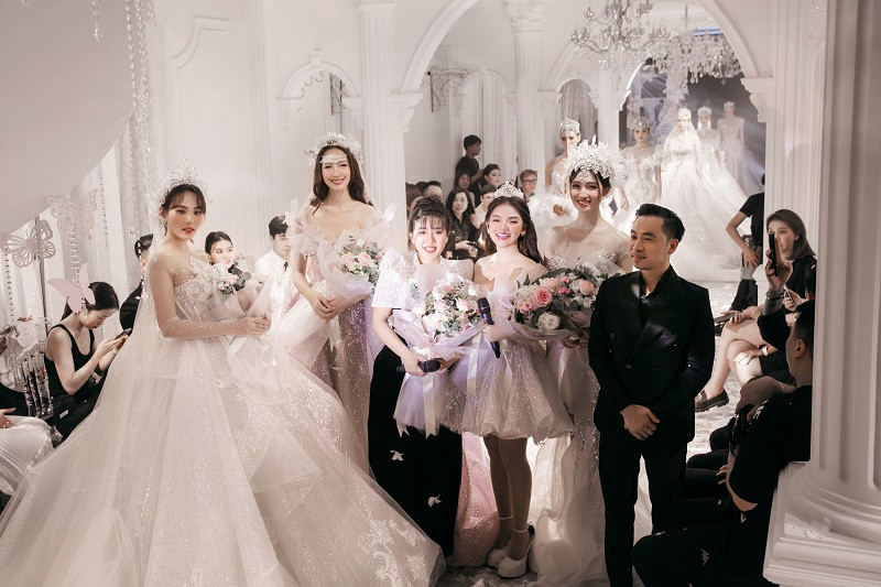 Bảo Ngọc, Mai Phương, Phương Nhi cùng dàn mẫu trong màn kết show hoành tráng.