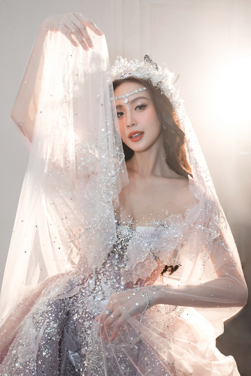 Bảo Ngọc đẹp như thiên thần bước ra từ truyện cổ tích với thiết kế siêu thực và mơ mộng.