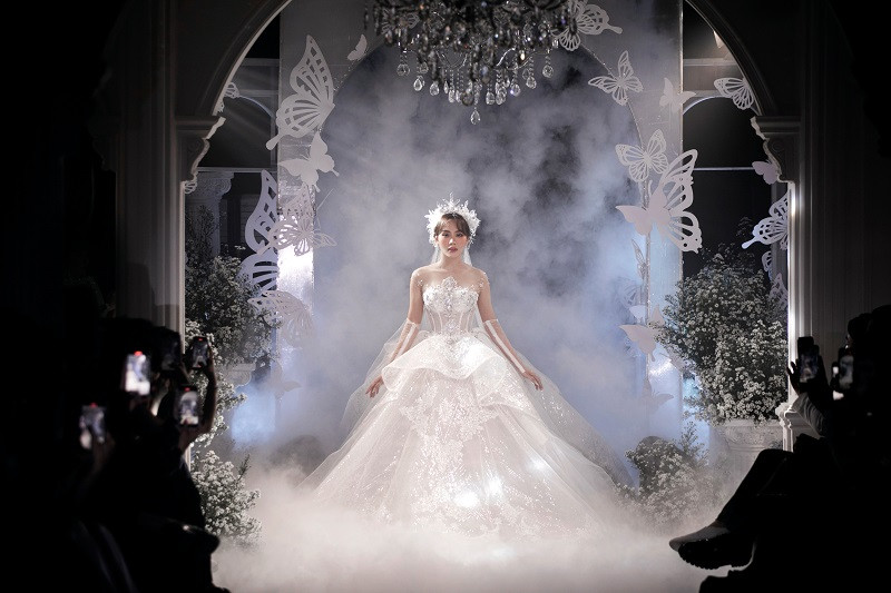 Tại sự kiện, hơn 20 thiết kế với gam màu trắng tinh khôi lần lượt được biểu diễn với dàn mẫu Tây và sự góp mặt của Hoa hậu Liên lục địa Bảo Ngọc, Hoa hậu Mai Phương, Phương Nhi, Top 5 Hoa hậu Hoàn vũ Kim Anh, mẫu Tây Andrea…